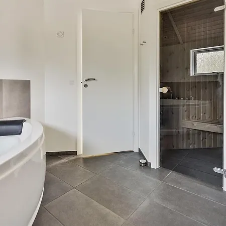 度假居 Four-bedroom Holiday In *